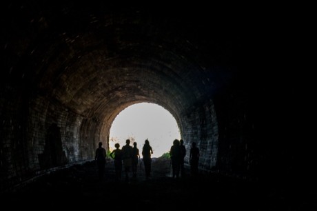 Grupo atravesando los túneles del ferrocarril.