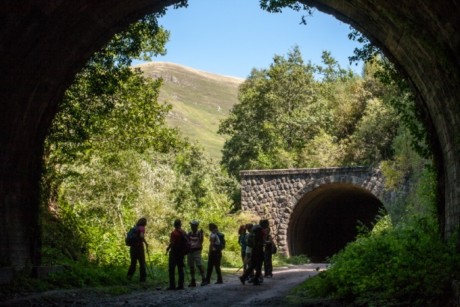 Grupo atravesando los túneles del ferrocarril.        