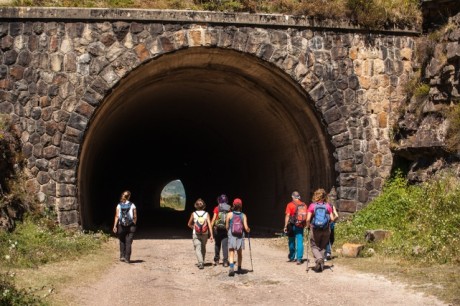 Grupo atravesando los túneles del ferrocarril.          