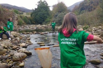 Los escolares de Cantabria se mojan por los ríos