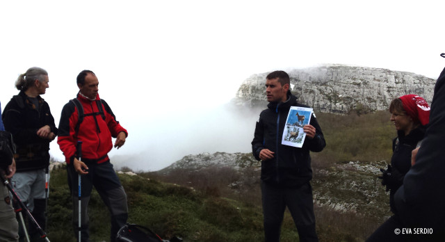 Guía del Parque Natural Collados del Asón explicando en la ruta de Monte Busturejo, Mayo 2014.